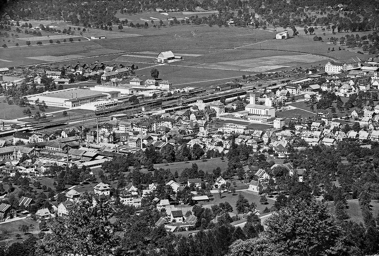 Eine historische Flugaufnahme zeigt das im Guthirt Wohnen und Arbeiten im Quartier Tradition hat.